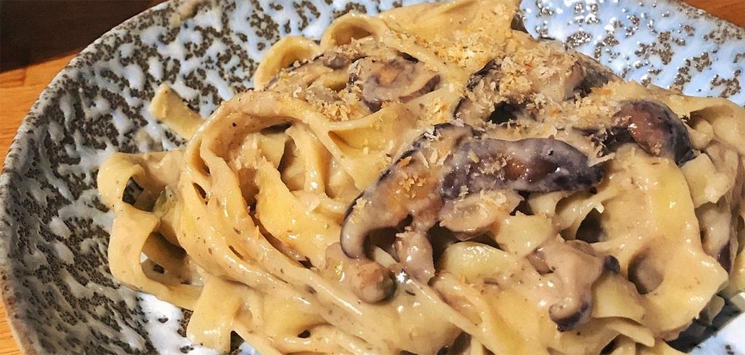 Macarrão ao molho branco com ragu de cogumelos