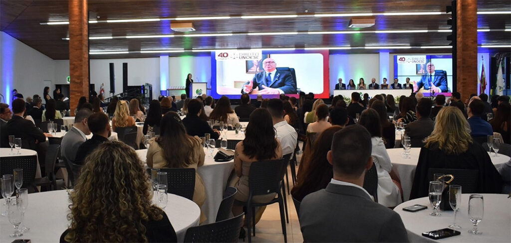 Curso de Direito da Unoesc Joaçaba comemora 40 anos com homenagens e lançamento de livro
