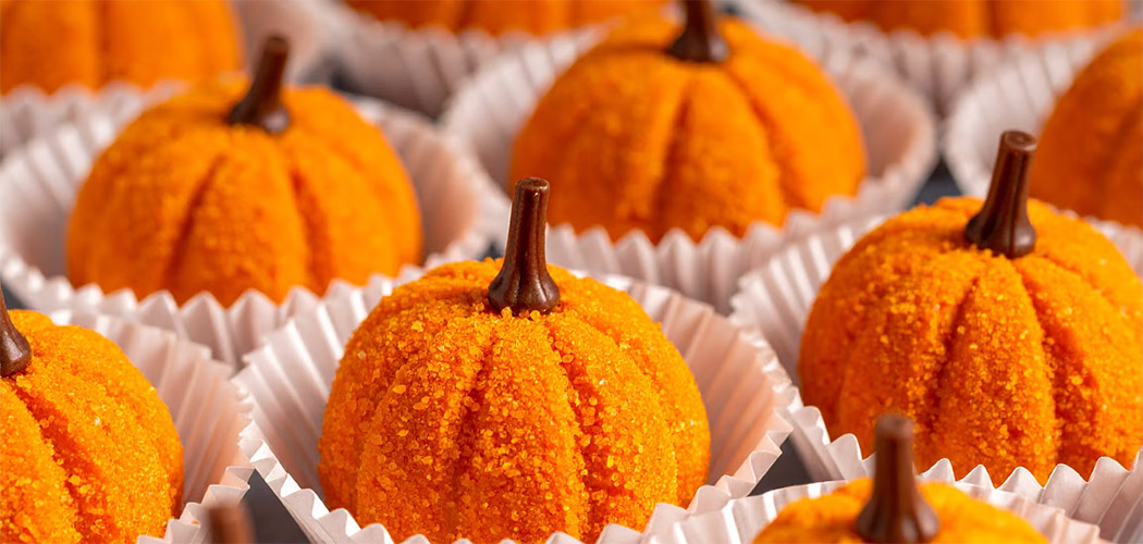 Halloween com sabor brasileiro: confira receita de brigadeiro de abóbora