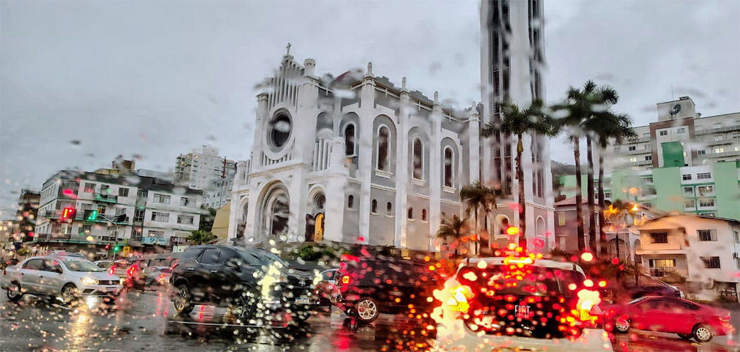 Fim de semana começa com chuva intensa e volumosa em Santa Catarina