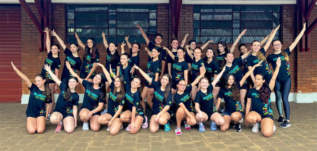 Grupos de dança de Joaçaba levam a cultura brasileira aos palcos da Disney e da NBA, em Orlando