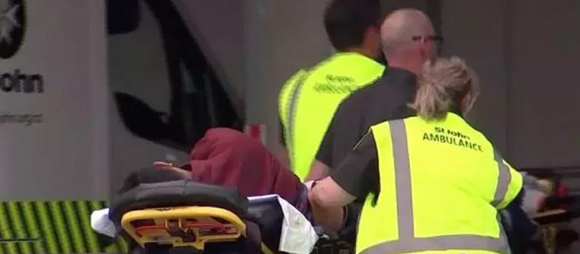 Serviços de emergência prestam socorro às vítimas do massacre em mesquita na Nova Zelândia /Foto: TVNZ/Reuters