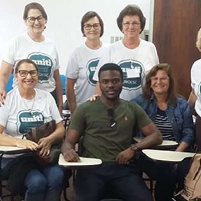 Algumas alunas da Uniti com Joel após a palestra/Foto: Assessoria de Imprensa