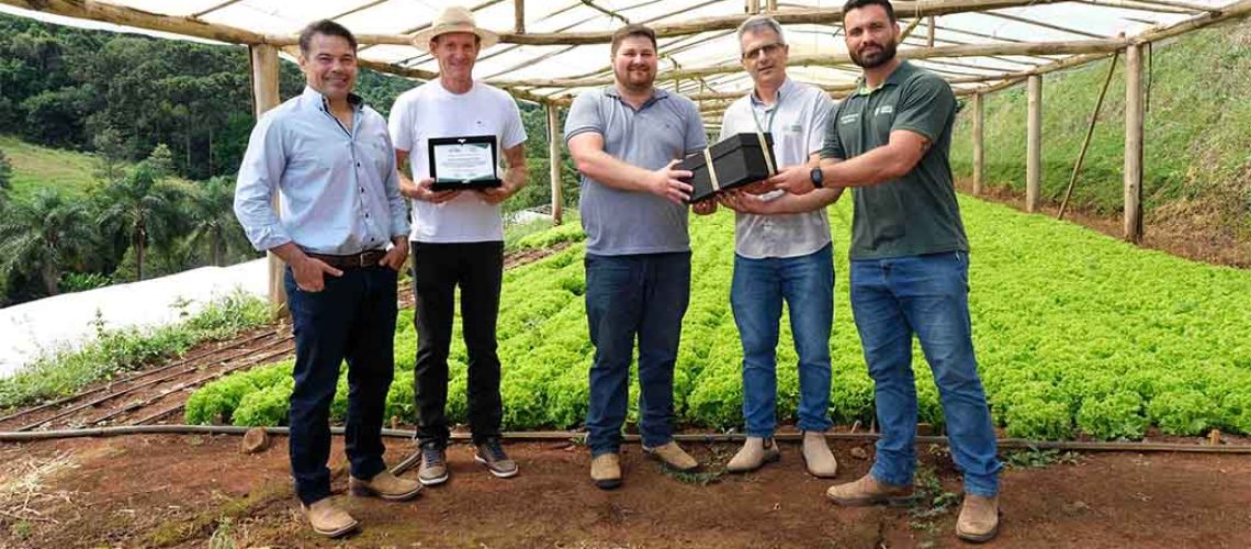 Representantes do Sistema Faesc/Senar, do Sindicato Rural de Joaçaba da ATeG com a família Zanaro