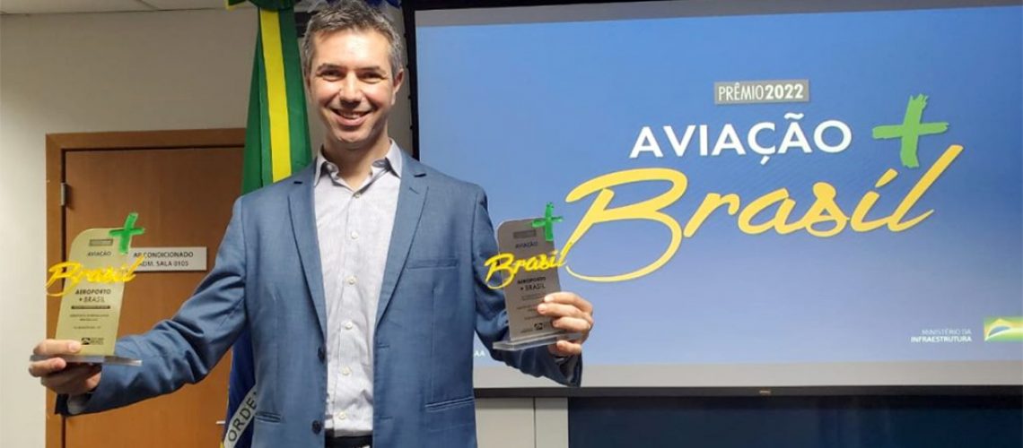 CEO da Zurich Airport Brasil, Ricardo Gesse com os troféus de Melhor Aeroporto de Brasil e Melhor Aeroporto na categoria até 5 milhões de passageiros