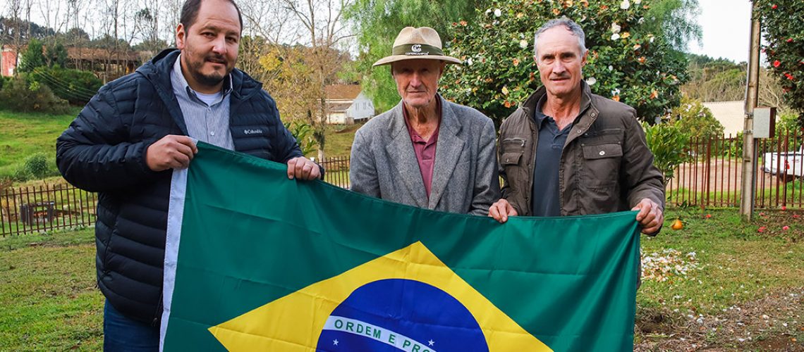 Associados patriotas - Copercampos distribui bandeiras do Brasil aos sócios  fiéis - Bom Dia SC