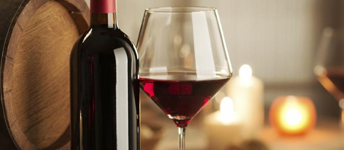 Em cima de uma garrafa de vinho