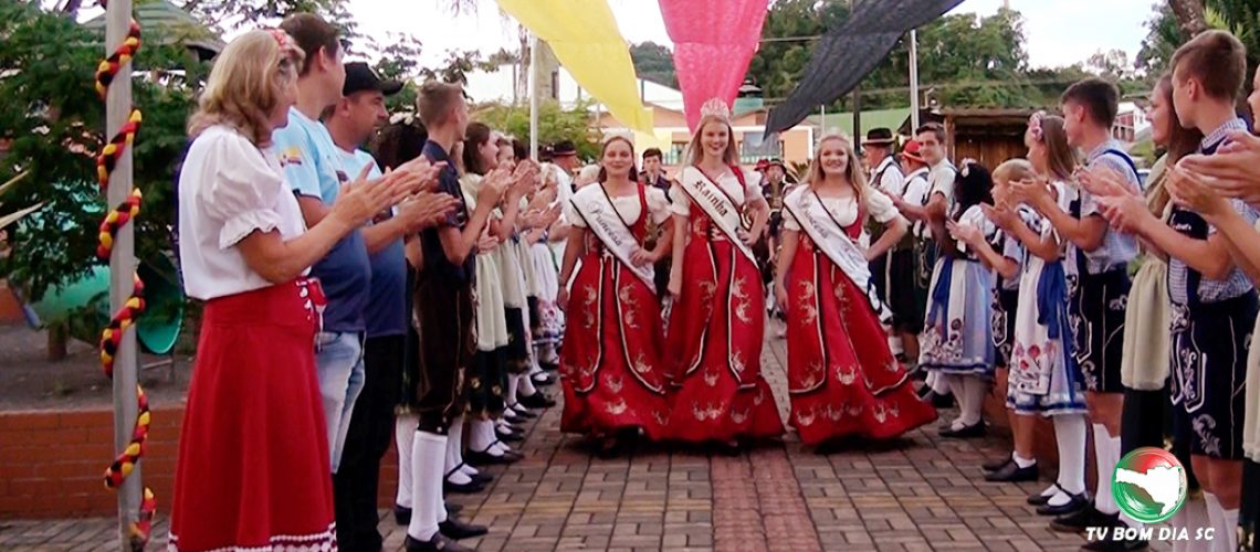 A pré festa inicia uma semana antes com a gravação do convite do Kerb Fest, pela TV Bom Dia SC,  com a presença da Rainha, Princesas, Banda Municipal, Grupos de Danças e Autoridades/Foto: Bom Dia SC