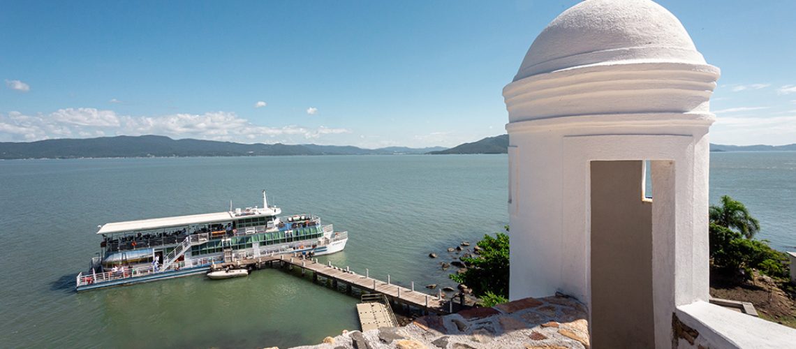 Catamarã em Florianópolis leva turistas para conhecer a histórica Ilha de Ratones Grandes