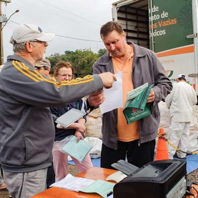 Programa de Recebimento de Embalagens Vazias de Agrotóxicos percorre roteiro em Santa Catarina