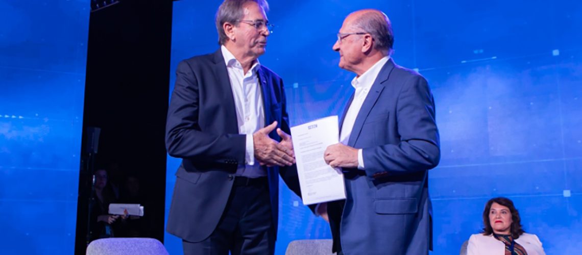 Presidente da FIESC, Mario Cezar de Aguiar apresenta demandas da indústria catarinense ao vice-presidente e ministro do Desenvolvimento Geraldo Alckmin/ Foto: Filipe Scotti