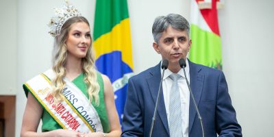 A miss Concórdia Eduarda Engel e o prefeito Rogério Pacheco ocuparam a tribuna da Alesc para divulgar a ExpoConcórdia/Foto: Rodolfo Espínola/Agência AL