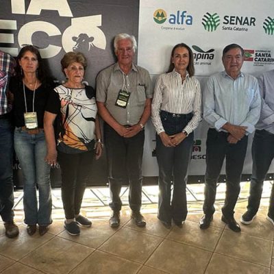 Marco Antonio Vian, Mateus Pivato, Lílian Serpa, Doroti Serpa, Nelson Serpa, presidente da Associação Brasileira de Angus Mariana Tellechea, presidente da Faesc, José Zeferino Pedrozo, vice-presidente de finanças da Faesc Antonio Marcos Pagani de Souza e supervisor do Senar/SC Jean Palavro