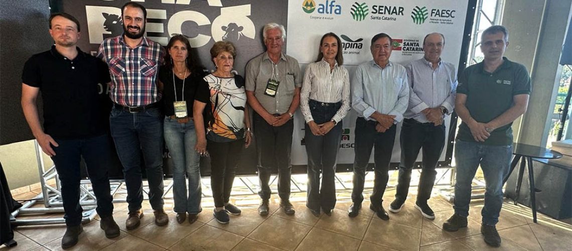 Marco Antonio Vian, Mateus Pivato, Lílian Serpa, Doroti Serpa, Nelson Serpa, presidente da Associação Brasileira de Angus Mariana Tellechea, presidente da Faesc, José Zeferino Pedrozo, vice-presidente de finanças da Faesc Antonio Marcos Pagani de Souza e supervisor do Senar/SC Jean Palavro