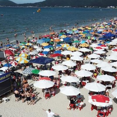Mesas e cadeiras de restaurantes podem ocupar faixa de areia em Florianópolis