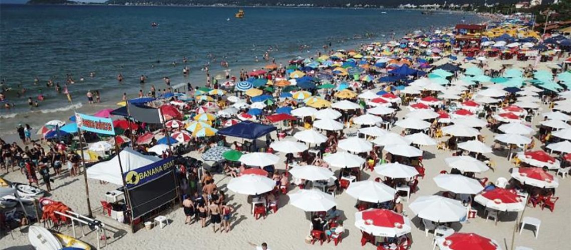 Mesas e cadeiras de restaurantes podem ocupar faixa de areia em Florianópolis