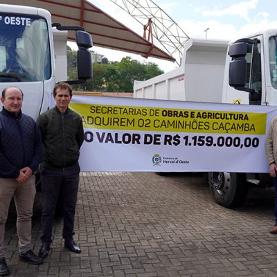 Prefeitura de Herval d’Oeste adquire dois caminhões caçamba