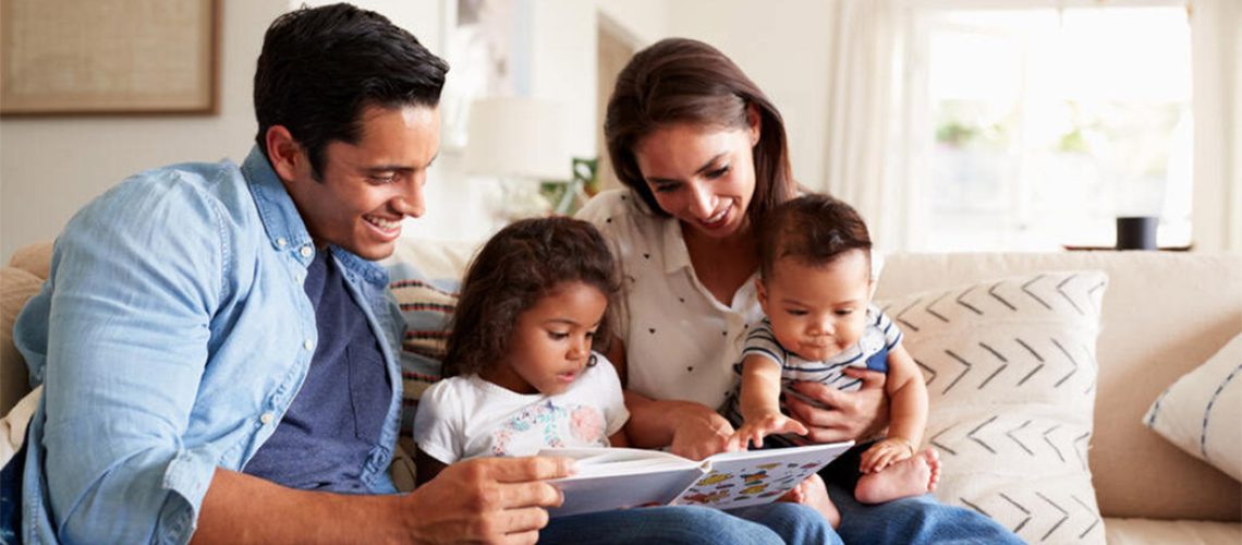 Você sabia que a prática da leitura entre pais e filhos traz benefícios/ Foto: Internet