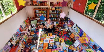Professora da Rede Municipal de Ensino de Joaçaba possui acervo com 700 livros e realiza exposição