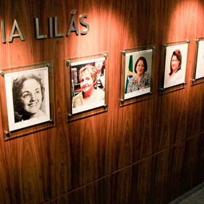 Galeria Lilás, espaço da Assembleia Legislativa dedicado às mulheres que exerceram mandato de deputada estadual/Foto: Agência AL