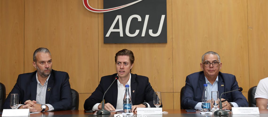 Jonathan Roger Linzmeyer, diretor da Fundação Empreender e coordenador de Relações Internacionais da entidade; Hugo Carlos Rassweiller Schneider, vice-presidente da ACIJ; e Marco Antônio Corsini, vice-presidente da ACIJ e diretor de Articulação Estratégica da Facisc