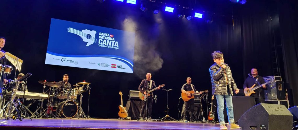 Valentim Prezzotto, de Herval d’ Oeste, foi classificado na categoria infantojuvenil para a etapa mesorregional do Santa Catarina Canta – Festival Sertanejo/Foto: Maythe Novak-Bom Dia SC