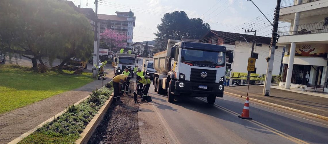 Prefeitura de Treze Tílias inicia operação tapa buraco em ruas da cidade/Foto: Ascom Prefeitura de Treze Tílias