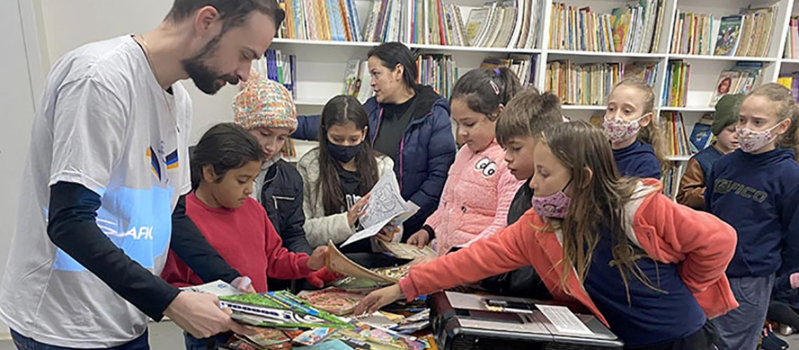 Acadêmicos realizam ação de incentivo à leitura em escola de Joaçaba