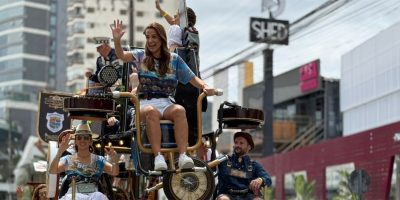 Planetapéia em BC: desfile reúne milhares de espectadores na orla da praia central