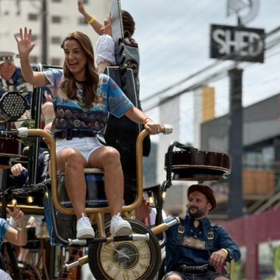 Planetapéia em BC: desfile reúne milhares de espectadores na orla da praia central
