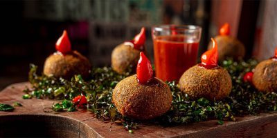 Bolinho de feijoada recheado com bacon e geleia agridoce de bacon