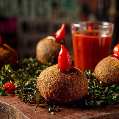 Bolinho de feijoada recheado com bacon e geleia agridoce de bacon