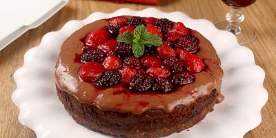 Cheesecake de Chocolate com Calda de Frutas Vermelhas