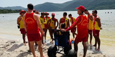 Alta temporada intensifica trabalho inclusivo dos guarda–vidas em SC