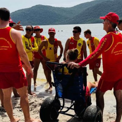 Alta temporada intensifica trabalho inclusivo dos guarda–vidas em SC