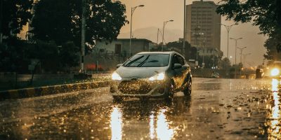 Direção segura: 8 cuidados ao conduzir sob chuva/ Foto: Basil Minhaj/unsplash