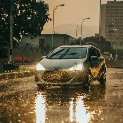 Direção segura: 8 cuidados ao conduzir sob chuva/ Foto: Basil Minhaj/unsplash