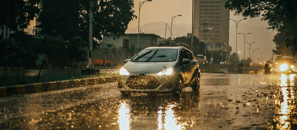 Direção segura: 8 cuidados ao conduzir sob chuva/ Foto: Basil Minhaj/unsplash