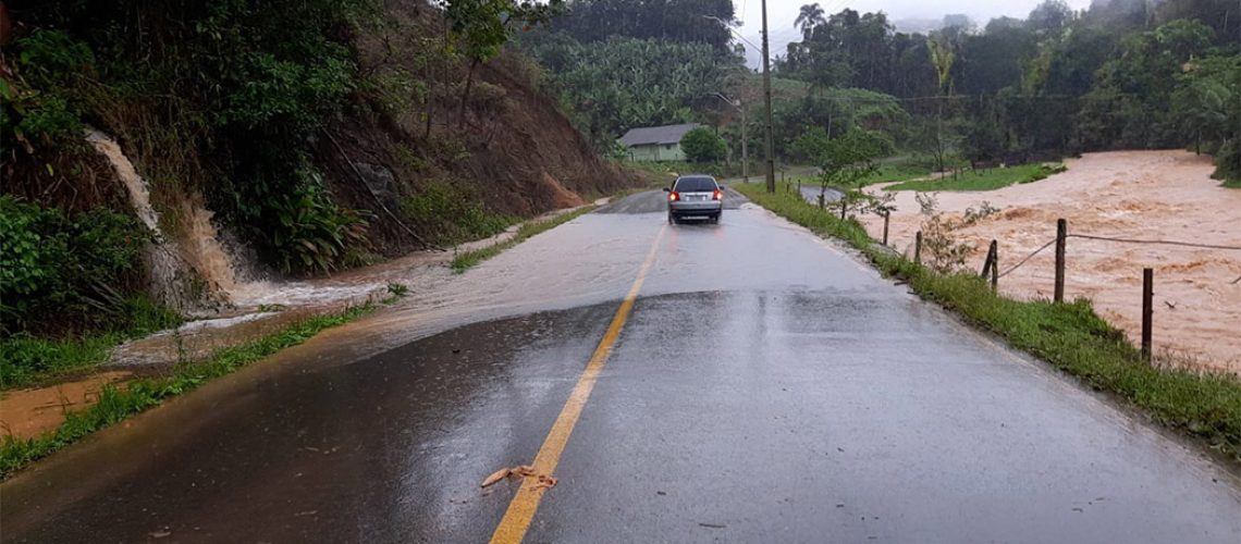 As regiões Oeste e Extremo Oeste do estado foram as mais afetadas. No município de São Domingos, 16 pessoas precisaram ser resgatadas/ Foto:Coredec/SDC