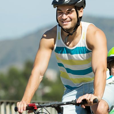 A criança deve ser transportada em cadeirinhas com proteção dos membros inferiores e com cinto para garantir que ela não coloque os pés na roda e também não caia/ Foto: Divulgação/FreePik