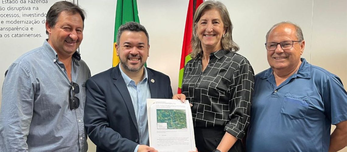 O secretário Edgard Usuy entregou o parecer técnico para a prefeita de Água Doce/ Foto: Tabita Strassburger - Seplan