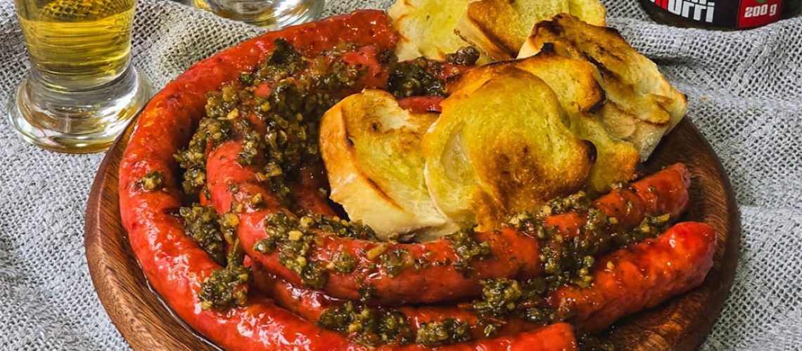 Linguiça caramelizada na cerveja com chimichurri