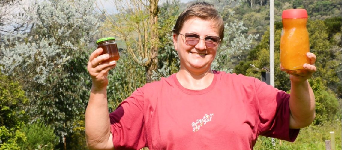 Irmgard Luiza Buss começou oficialmente na apicultura em 1995 e continua desenvolvendo a atividade iniciada por seu avô.