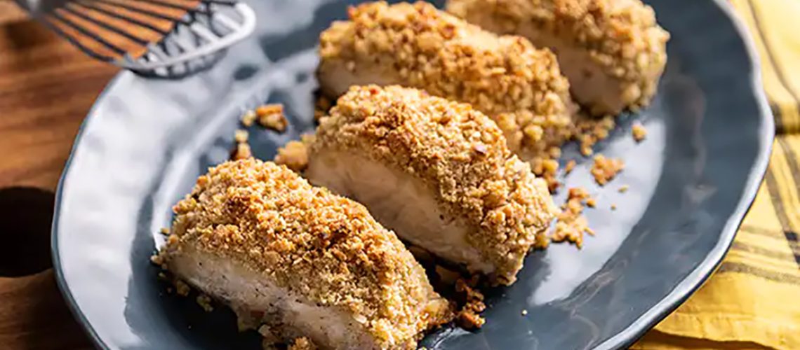 Peixe assado com crosta de farofa de ervas
