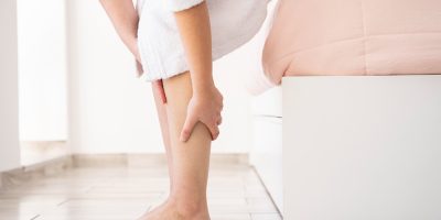 Pernas inchadas no verão? Conheça tratamentos que melhoram os sintomas