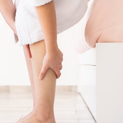 Pernas inchadas no verão? Conheça tratamentos que melhoram os sintomas