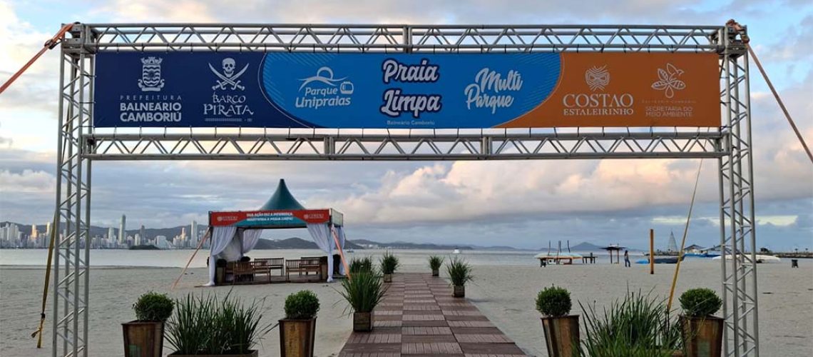 Projeto Praia Limpa ocorre em três pontos da Praia Central de Balneário Camboriú