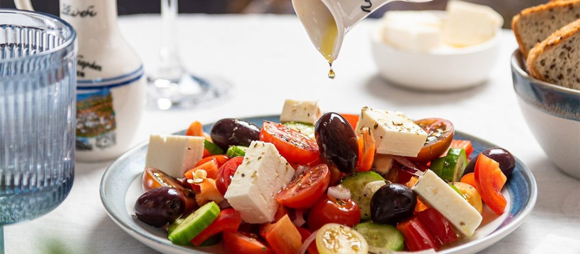 Salada Grega com Queijo Minas