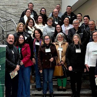 Representantes do Sistema Faesc/Senar com a turma que participou da capacitação/Foto: Silvania Cuochinski/MB Comunicação