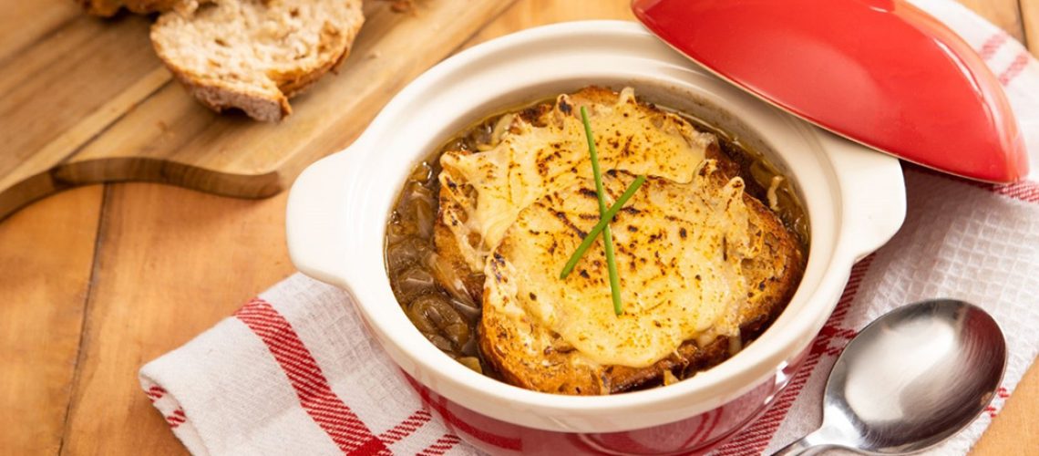 Sopa de Cebola Francesa com Queijo Suíço